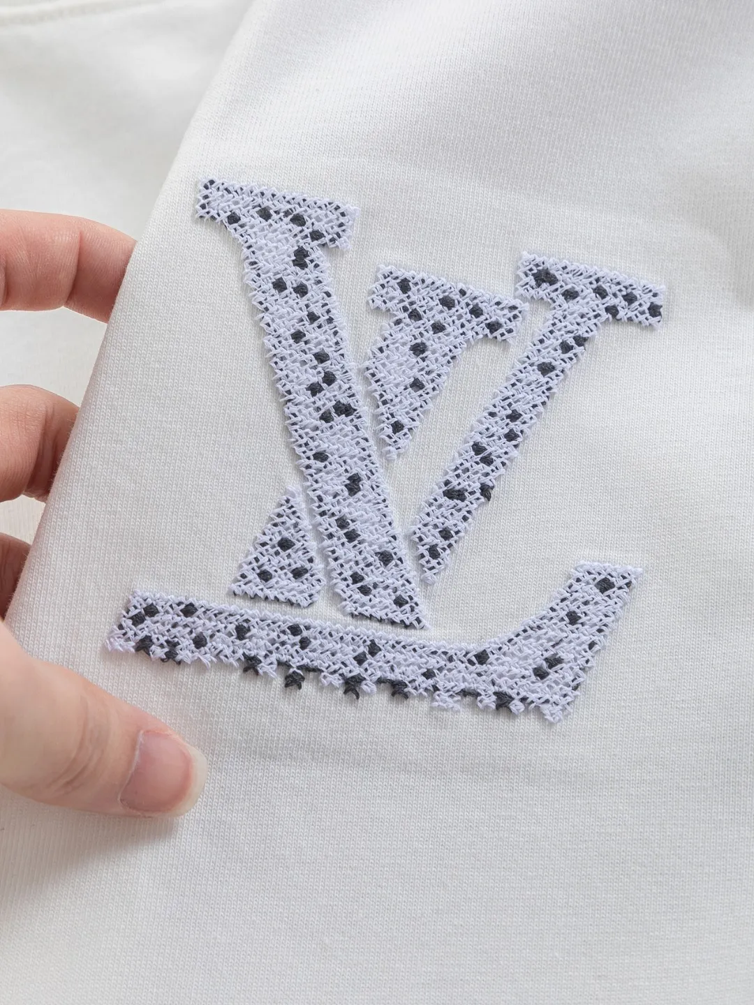 🅿️220 Louis Vuitton 1V LV lv slightly wide version S-XL LV 26ss new products are available at counters simultaneously. Multiple craftsmanship. Spotted letter logo on the chest🪡 embroidery. Large spotted letter logo on the back panel🪡 embroidery. Round neck short-sleeved T-shirt, same style for men and women! Consigned to one-to-one creation. Synchronized with the official website, pure cotton fabrics at the counter! It is close to the skin and comfortable, durable and easy to wear. It has a classic and simple logo design and meticulous original craftsmanship. Short-sleeves, a must-have item for men, do not appear to be the same for the general public, but must be unique and eye-catching. This LV short-sleeve is all about quality, comfort, the same shape and fashion as always, including fabrics and cutting techniques. All of them have been made with great effort! 320 grams of washed pure cotton fabric, pure cotton is breathable, very refreshing and comfortable for daily wear. The rib knitting on the neckline is smooth and tight, and the neckline will not be skewed if you toss it at will. The loose version, you will find that it looks really good on the upper body. The overall is minimalist and neat, super versatile for daily use! Pair it casually with a pair of pants for a youthful look. A T-shirt will make your outfit crazy. It is a fashionable item that can never go wrong! Color: Black White Size: S-XL Size chart: S: Shoulder width 50-Bust 56-Length 70 M: Shoulder width 52-Bust 57-Length 72 L: Shoulder width 54-Bust 59-Length 74 XL: Shoulder width 56-Bust 62-Length 76